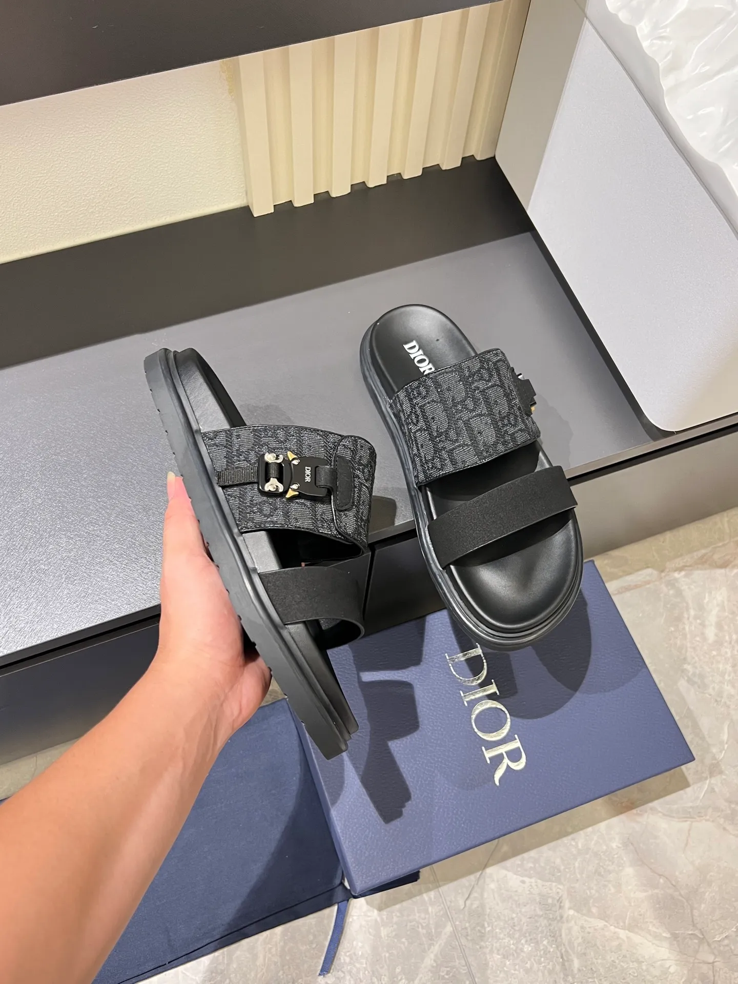 Men's Men's Shoes 💰p320 Dio* Men's Sandals Slippers. Showcasing Dior haute couture design. The Dior gray suede strap is accented with an aluminum Dior buckle for added style. Paired with a comfortable tonal notch sole, they pair easily with shorts or jeans for a sophisticated look. Main body: suede cow leather, technical fabric lining: cow leather, with adjustable straps, aluminum Dior buckle, Dior gray EVA insole, tonal notched rubber outsole splicing structure, size: 38-44 (customized at 45.46)